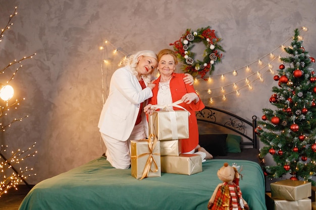 Anciana con su hija adulta celebrando la Navidad juntos