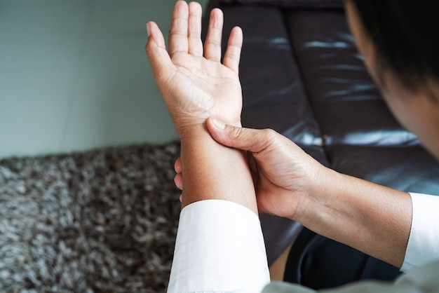 Anciana sufre de dolor de mano de muñeca, concepto de problema de salud