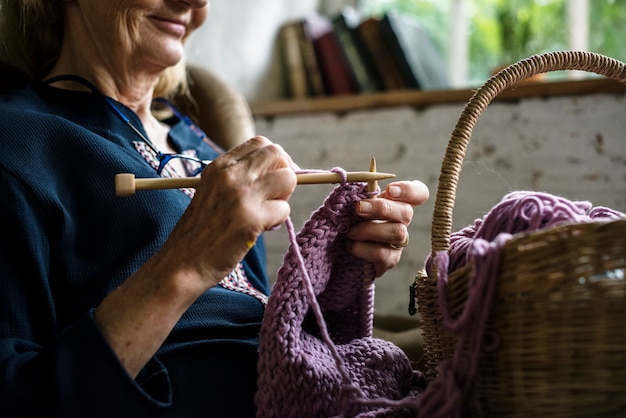 Anciana tejiendo artesanía hobby