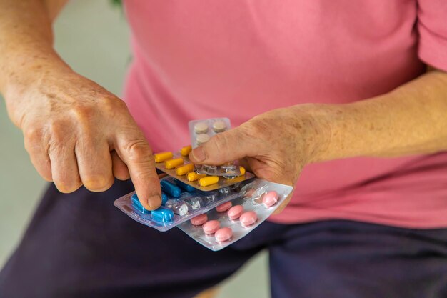 Una anciana tiene pastillas en sus manos Enfoque selectivo Personas