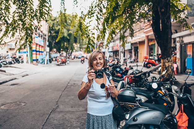 Anciana tomando fotos en la calle