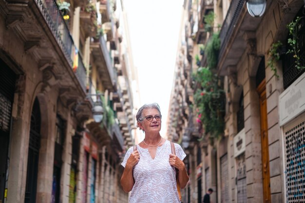 Anciana viaja a Barcelona visitando el casco antiguo disfrutando de las vacaciones