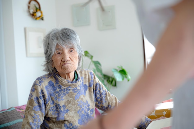 Ancianas dando orientación para vestirse con kimono