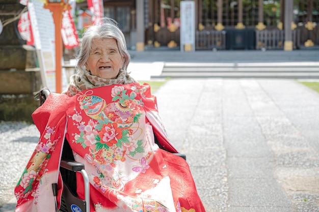 Ancianas japonesas y ropa premamá para bebé.