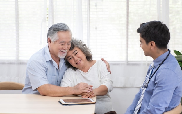 Anciano abuelo asiático reunión médico visita a casa