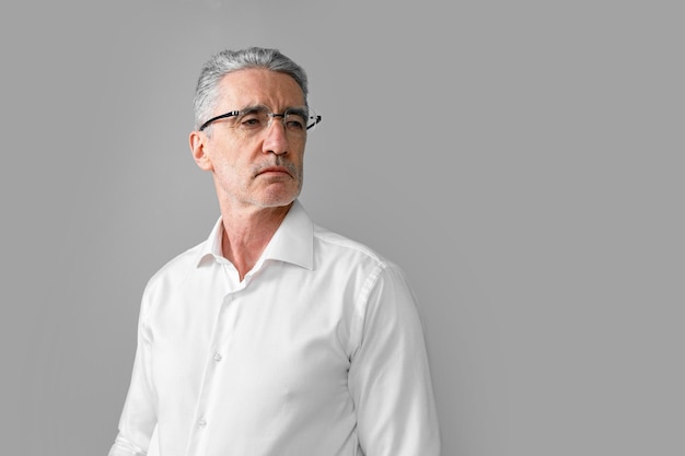 Foto anciano abuelo senior hombre con gafas ópticas sobre fondo gris copiar espacio oftalmología