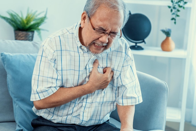 Un anciano agonizante que sufre de dolor de pecho o ataque al corazón