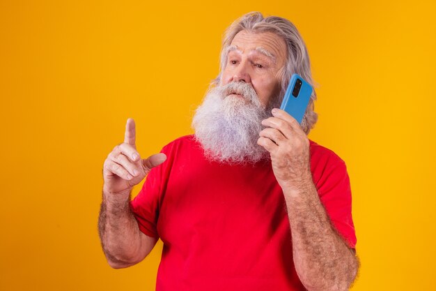 Anciano alegre hablando por teléfono