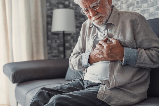 Foto anciano anciano preocupado sintiéndose mal molesto viejo abuelo de mediana edad tocando el pecho sentir pa repentino