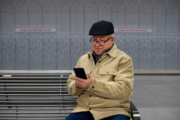 Anciano aprendiendo a usar la tecnología