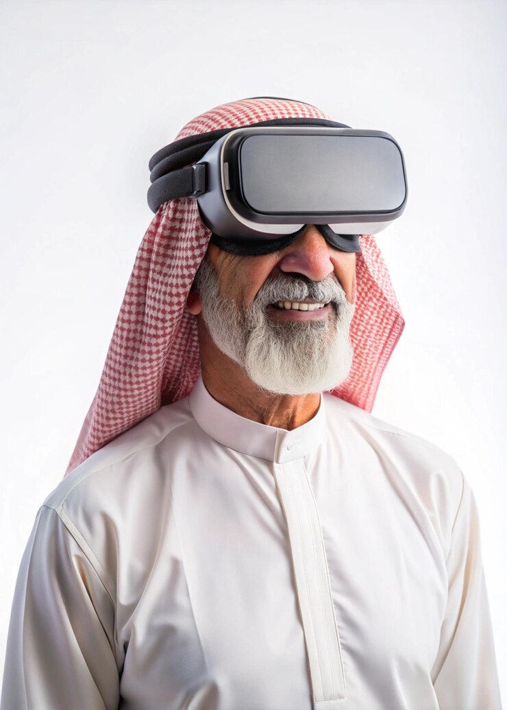 Un anciano árabe musulmán con auriculares de realidad virtual y sonriendo a un mundo 3D