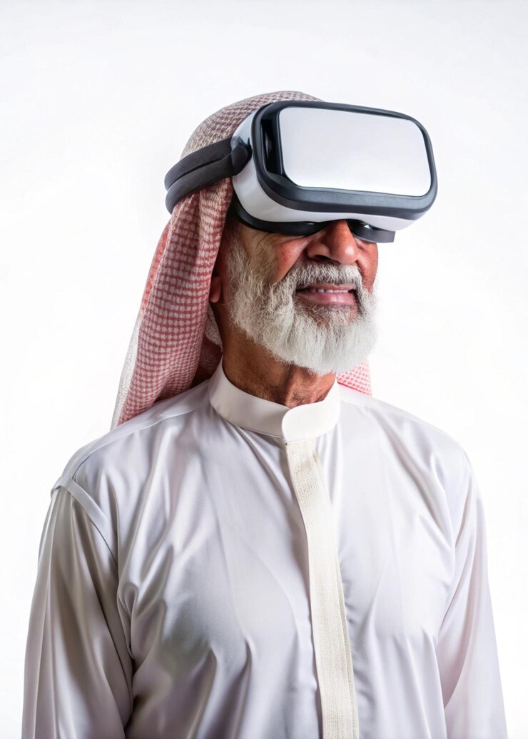 Un anciano árabe musulmán con auriculares de realidad virtual y sonriendo a un mundo 3D