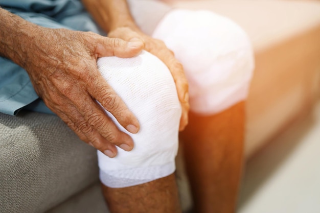 El anciano asiático tiene dolor de rodilla y problemas óseos