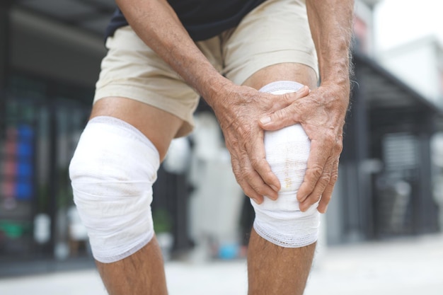 El anciano asiático tiene dolor de rodilla y problemas óseos