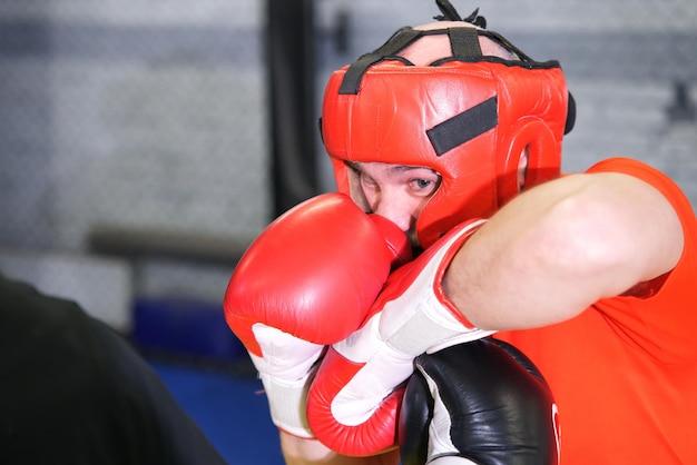 El anciano atlético saludable jubilado está luchando entrenando boxeo con guantes peleando Box Fight