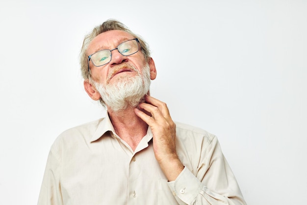 Anciano con barba gris en una camisa y gafas vista recortada