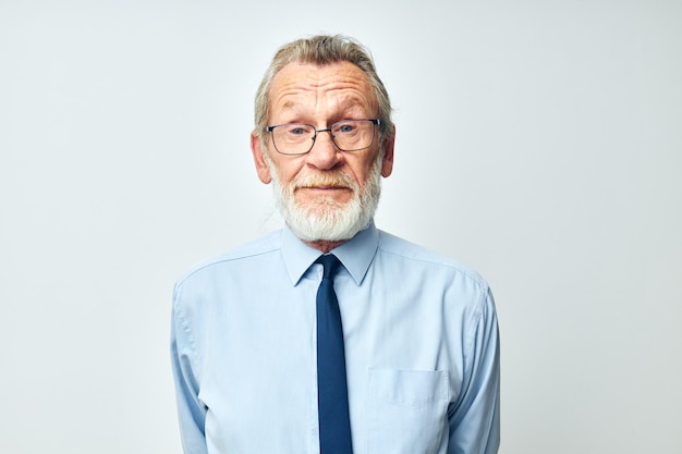 Anciano con barba gris en traje de oficina de negocios