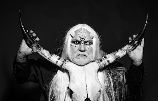 Anciano barbudo vestido como monstruo de halloween concepto de terror y fantasía satanás en el infierno hombre ingenio malvado