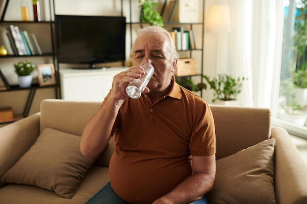 anciano bebiendo vaso de agua