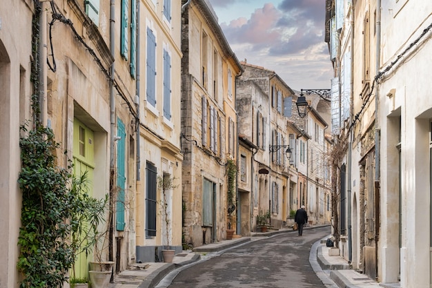 anciano en una calle medieval de la ciudad de Arles en Francia