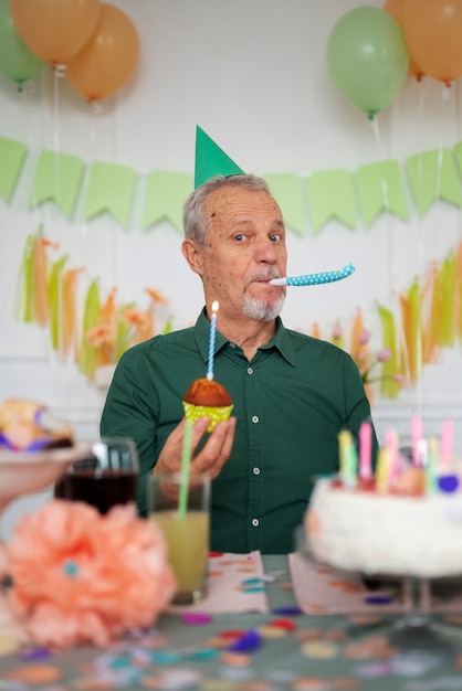 Anciano celebrando su cumpleaños