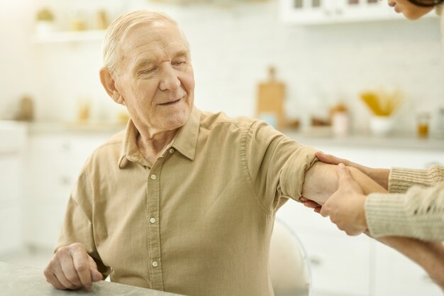 Anciano con chequeo médico en casa