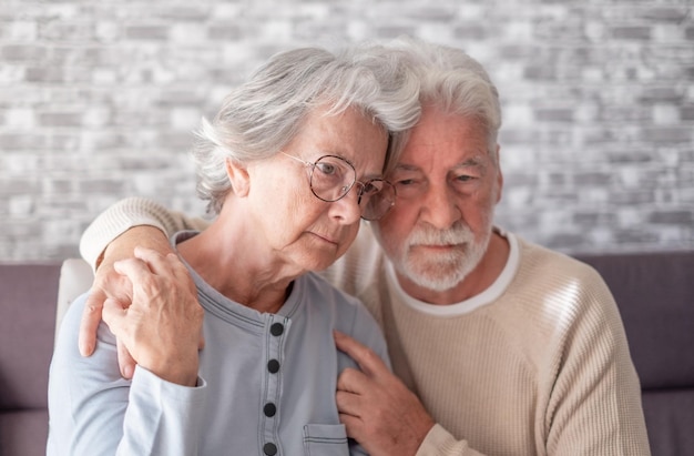 Foto un anciano consolando a su deprimida esposa enferma una anciana infeliz en casa necesita ayuda médica