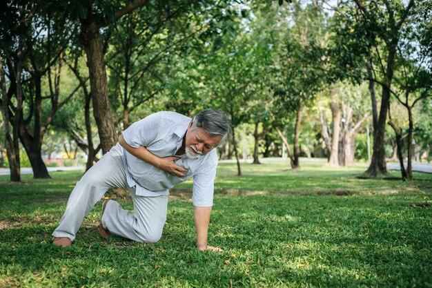 Anciano con dolor en el pecho