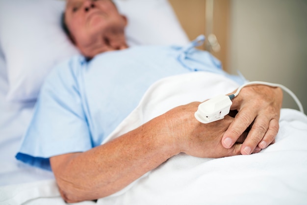 Un anciano enfermo alojado en un hospital.