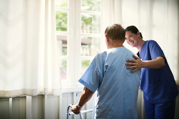 Un anciano enfermo alojado en un hospital.