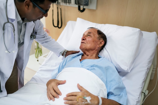 Un anciano enfermo se hospeda en el hospital.