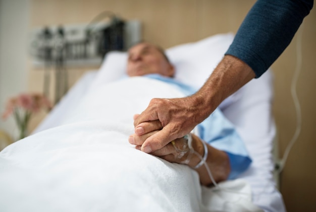 Un anciano enfermo en un hospital