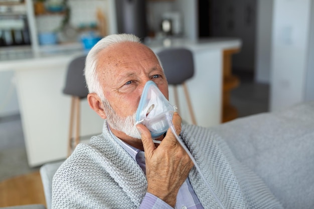 Un anciano enfermo que hace que la medicina de inhalación sea la mejor medicina Un anciano enfermo que usa una máscara de oxígeno y se somete a tratamiento para covid19