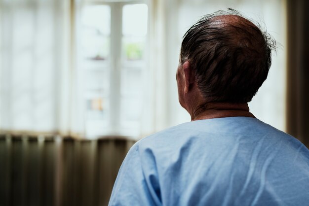 Un anciano enfermo se queda en el hospital