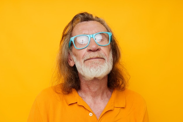 Anciano con gafas azules camiseta amarilla