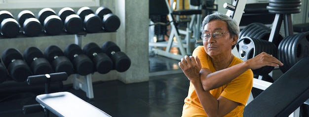 Anciano haciendo ejercicio en el gimnasio Mejorar la salud Para la fuerza Concepto de ejercicio