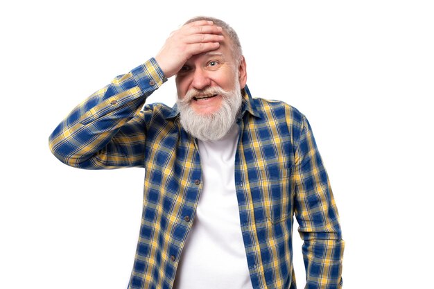 Foto anciano jubilado canoso con bigote y barba riendo