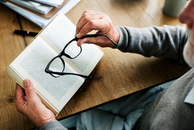 Anciano leyendo un libro