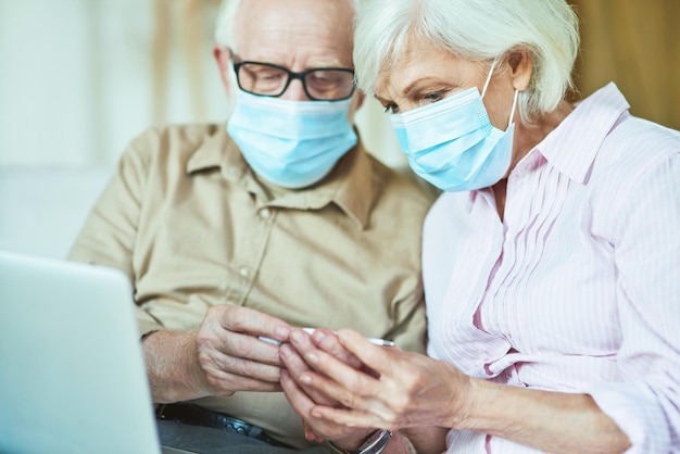 Anciano y mujer teniendo una consulta en línea