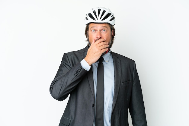 Un anciano de negocios con un casco de bicicleta aislado de fondo blanco sorprendido y conmocionado mientras miraba a la derecha