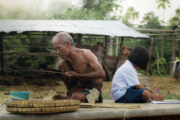 Anciano y niña con la vida rural.