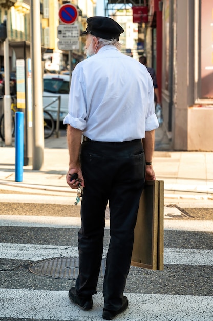 Un anciano en Niza, Francia