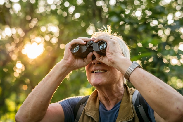 Anciano observando aves con binoculares