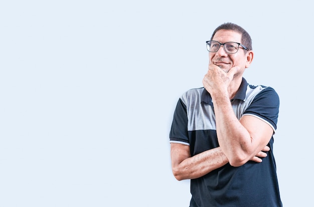 anciano pensativo con gafas con la mano en la barbilla anciano pensante con la manos en la barbella aislado