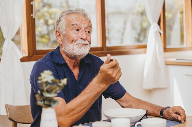 Anciano pérdida del apetito comida aburrida mal sabor infeliz al comer durante la estadía en casa