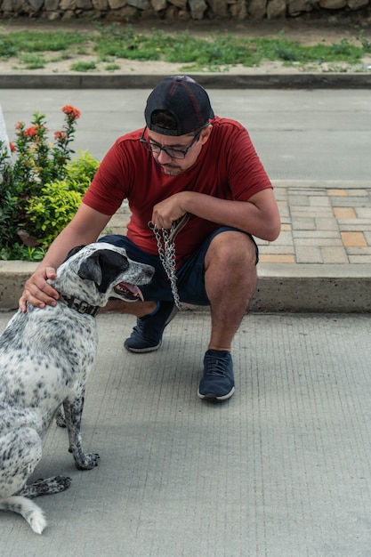 Anciano con perro en sus manos en el barrio