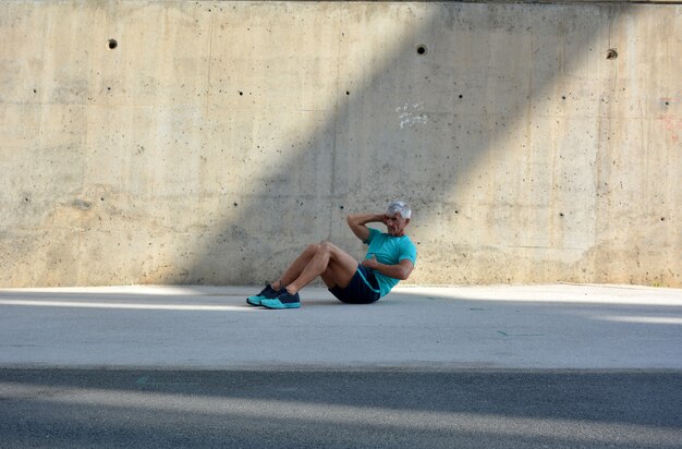 Anciano practicando deportes