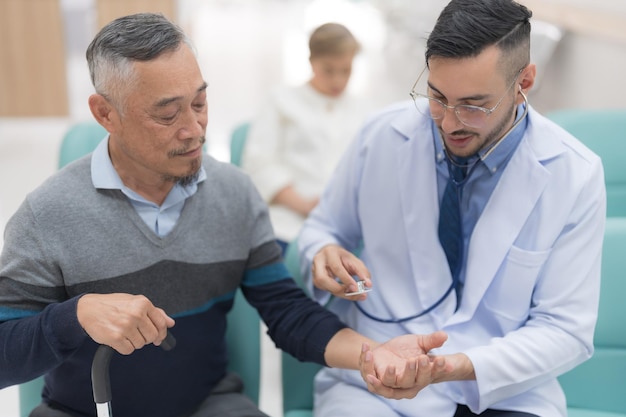 Un anciano que viene por una salud