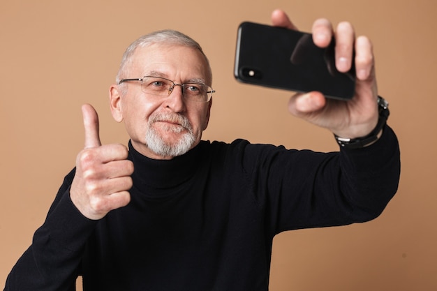 Anciano con retrato de teléfono