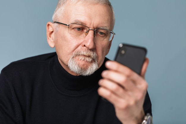 Anciano con retrato de teléfono
